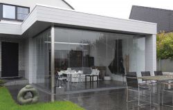 Vertical retractable enclosure in a chalet